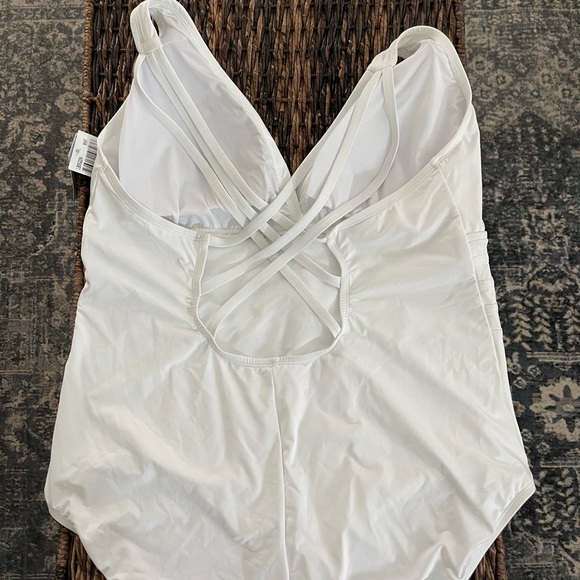 La Blanca Plus Size White one piece swimsuit. New - Picture 4 of 5